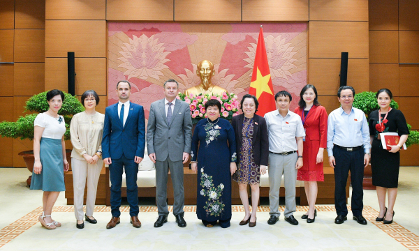Chủ nhiệm Ủy ban Xã hội Nguyễn Thúy Anh cùng các đại biểu chụp ảnh lưu niệm